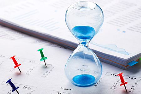 Timglas och kalender som visar betalningstider och tidsbegränsning.